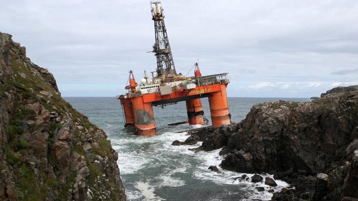 Tug boats refloat oil rig that ran aground on Scottish beach 